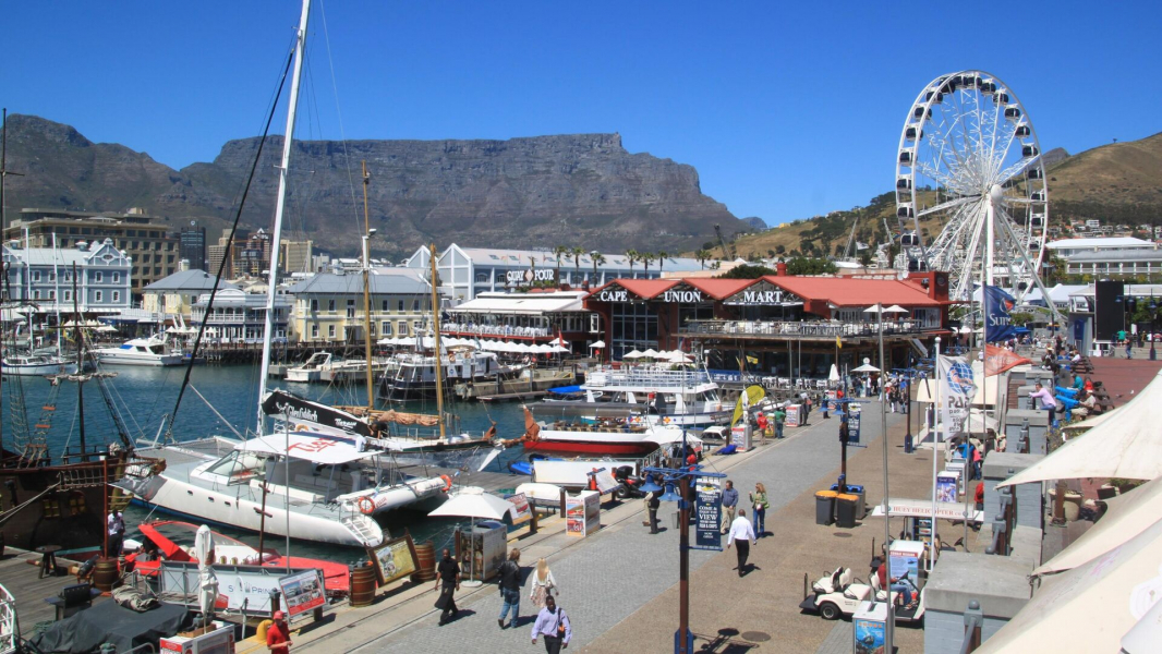 Учебный корабль Балтийского флота «Смольный» прибыл в ЮАР